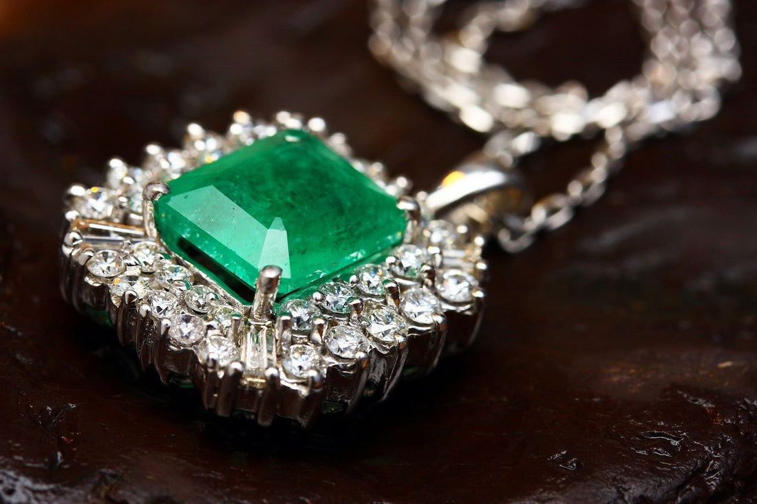 Emerald vs Jade: Exploring the Differences - Stunning Blue