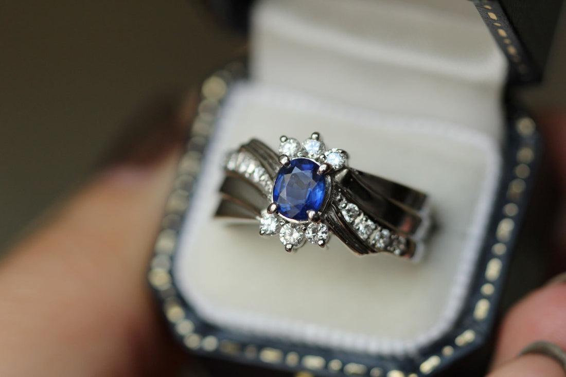Non-traditional engagement rings: why she'll love a sapphire ring - Stunning Blue