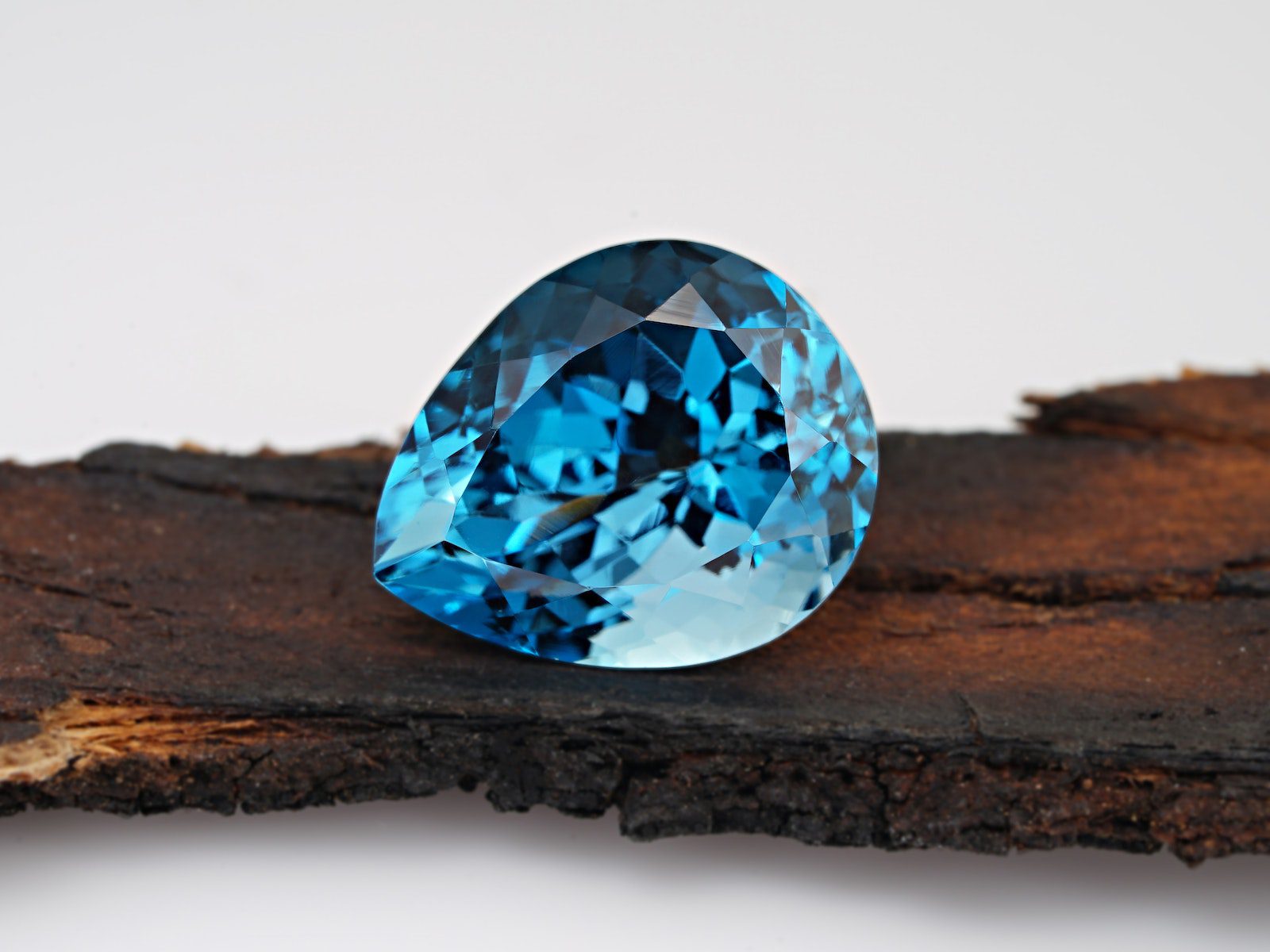 Blue Topaz vs Sapphire: Unmasking the Secret Battle of the Gemstones